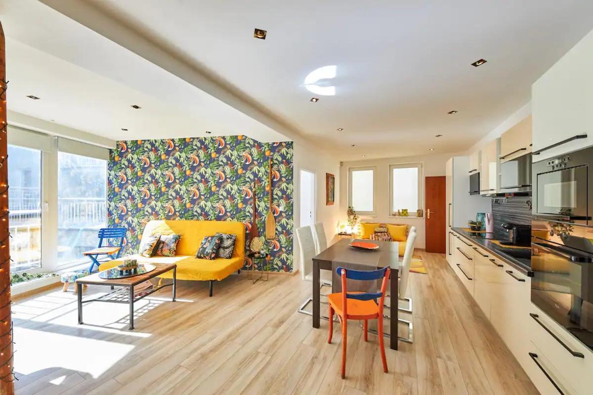 Apartament Stylish Next To Castle, Location *
